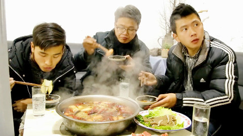 【野居青年】修个炉子煮火锅,三个基佬乐呵呵